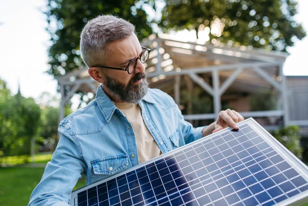 echipă instalare panouri fotovoltaice pe acoperiș