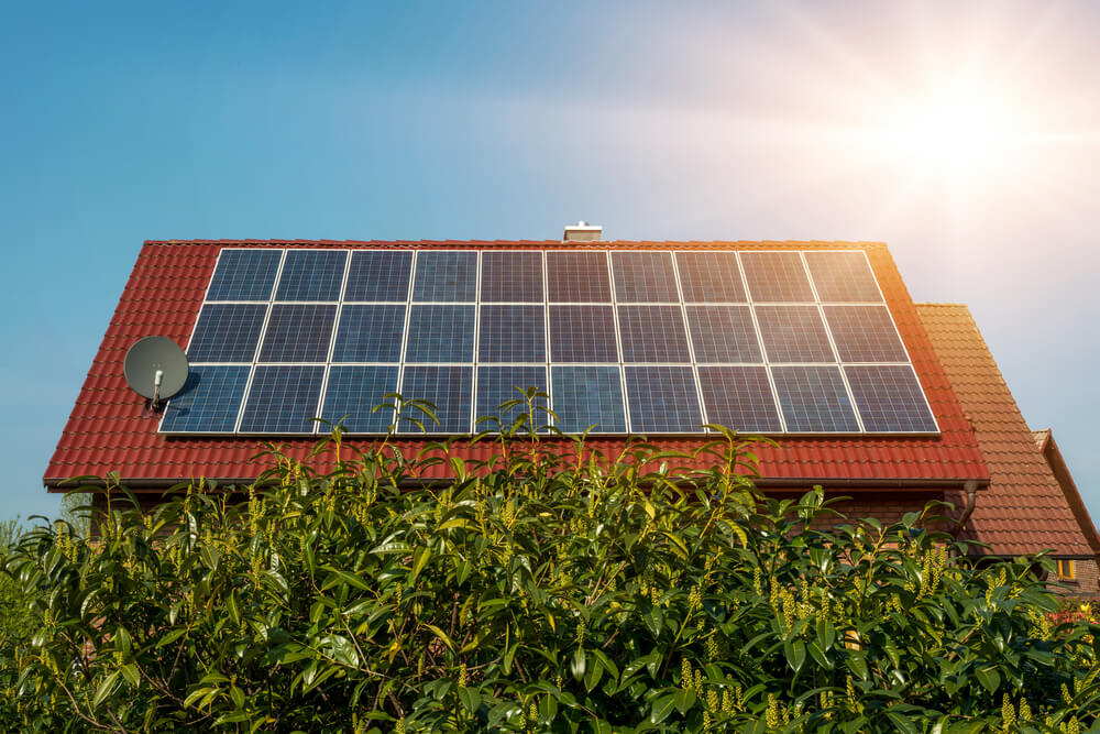 Panouri solare instalate pe casă modernă